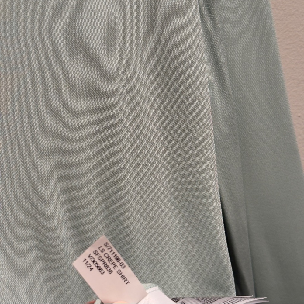 Banana Republic Light Sage Button-Up Long Sleeve Crepe Shirt Size Small Women’s - Picture 8 of 8